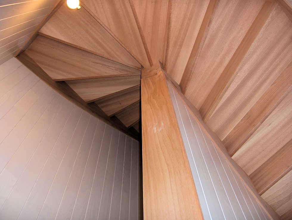 Escalier balance en sipo main courante ronde sur supports muraux et lambris